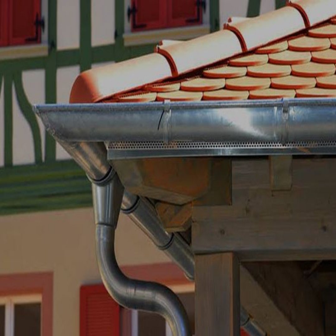 Couvreur zingueur réalisant la pose ou la réparation de gouttières à SEOVILLE