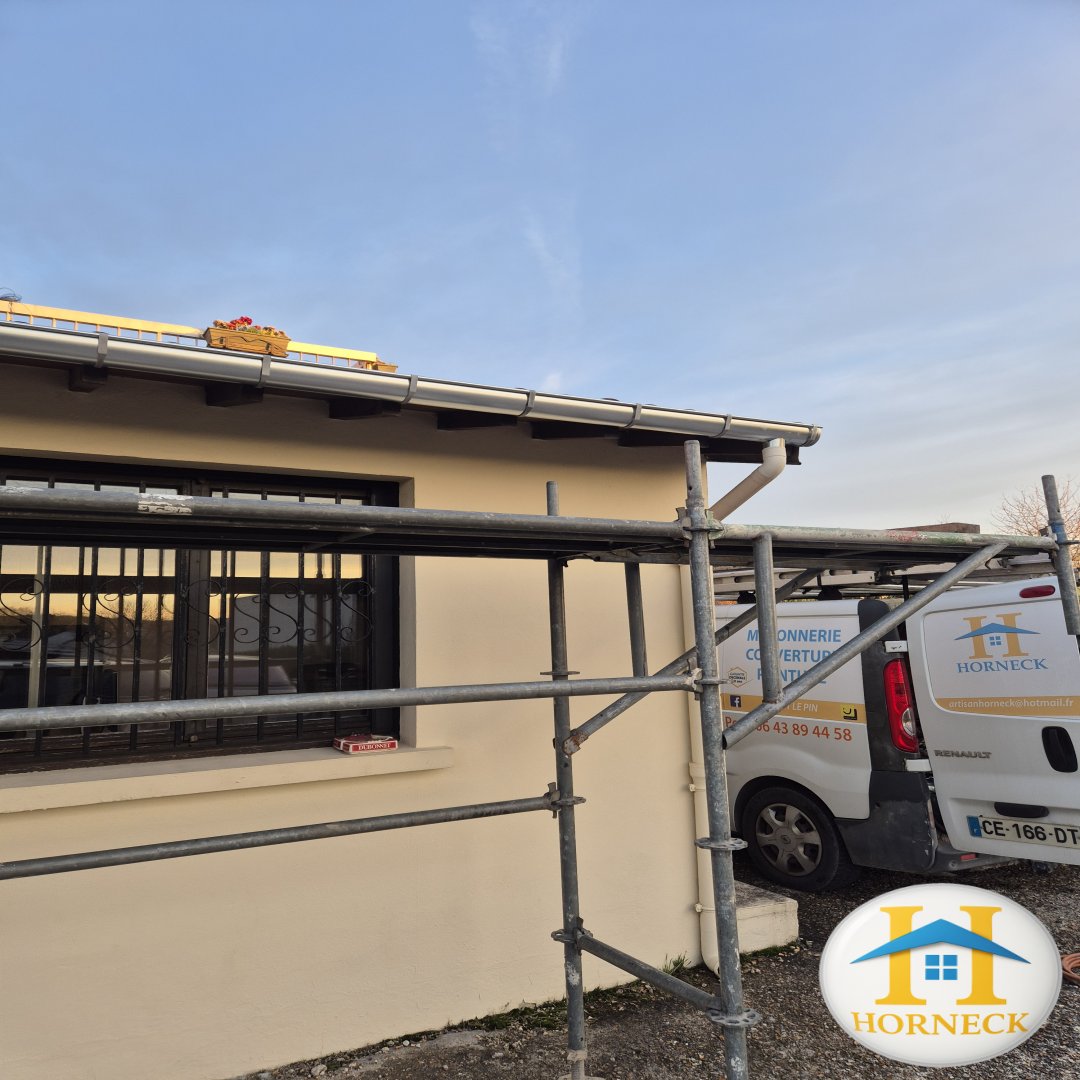 Pose et remplacement complet de gouttières en zinc avec finition durable et esthétique