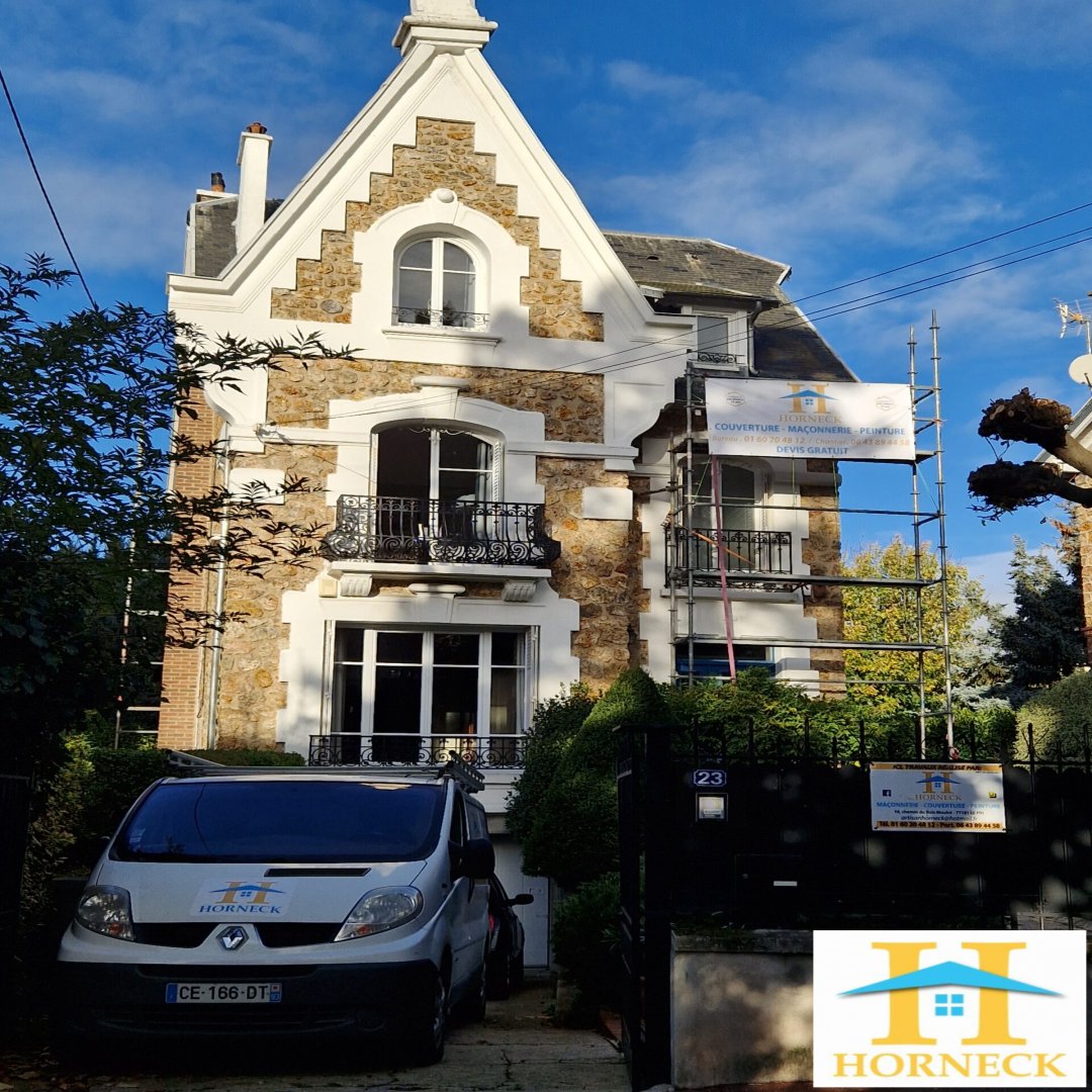 Transformation complète d’une toiture vieillissante en un toit moderne, élégant et durable